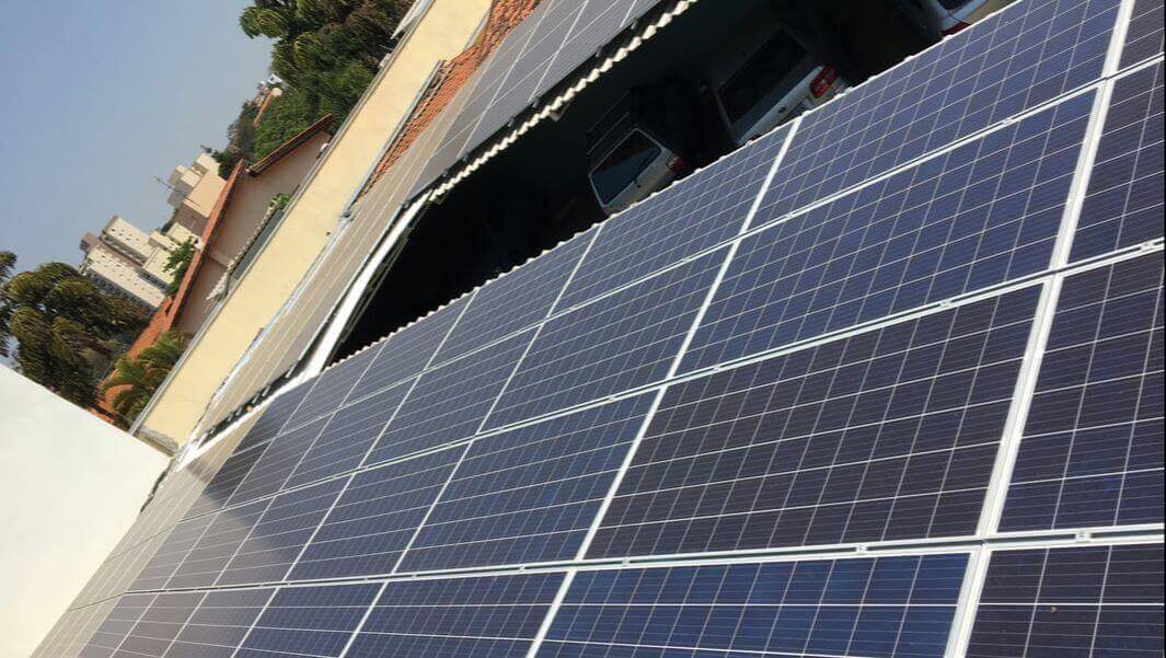 Estacionamento Solar com painéis canadian